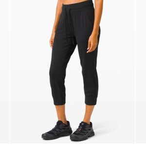 Lululemon Ready To High-Rise Jogger Crop w/ Drawstring waist black sz 8 EUC